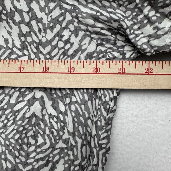 J McLaughlin Leopard Button Up LARGE Silk Blend Blouse Gray V Neck Top Peasant - Picture 7 of 9